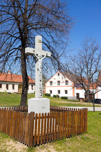 Famous Holasovice village, South Bohemia, Czech republic protected by UNESCO. Typical peasant architecture from 19th century in baroque style. — Stock Photo, Image