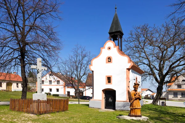 Beroemde Holasovice dorp, Zuid-Bohemen, Tsjechische Republiek beschermd door Unesco. Typische boerenarchitectuur uit de 19e eeuw in barokke stijl. — Stockfoto
