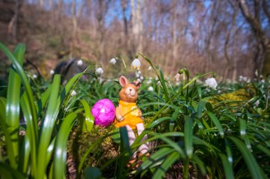 Güzel çiçeklerle donatılmış mutlu Paskalya zamanı dekorasyonu