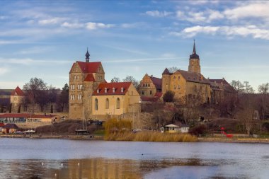 Seeburg 'da mavi gökyüzü olan kale Saksonya Anhalt