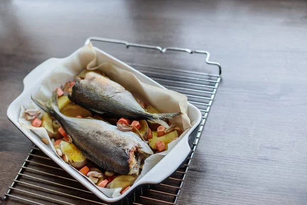Две Вкусные Аппетитные Морские Рыбы Запеченные Картофелем Морковью Луком Чесноком — стоковое фото