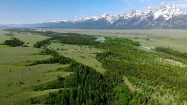 Güzel manzara yukarıdan Wyoming ABD'de Yellowstone National park yakınındaki. Havadan görünümü dron vurdu