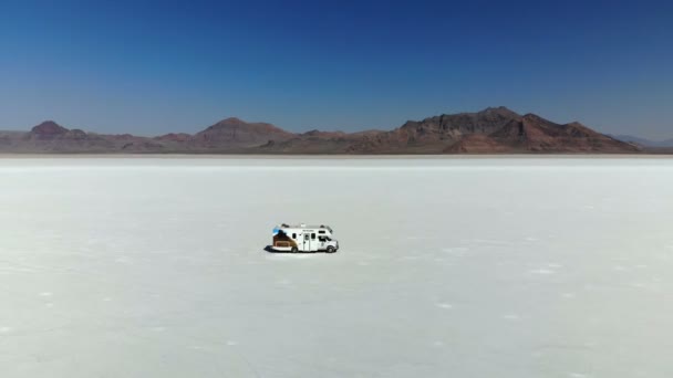 Husbil Bonneville Salt Flats Utah Nära Gränsen Till Utah Nevada — Stockvideo