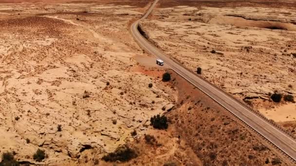 米国ユタ州の砂漠 空のハイウェイ 風光明媚な風景 ユタ州の環境 キャンピングカー 上からの眺め ドローン ショット — ストック動画