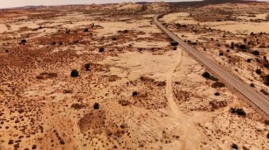 Issız, boş otoyol Utah, ABD. Doğal manzara. Doğa, Jeoloji, çevre Utah. Motorum (Rv) tarafından seyahat. Yukarıdan görünüm, havadan görünümü, uçağın shot