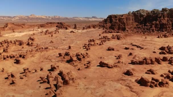 Hoodoos in Goblin Valley State Park, Utah, États-Unis. Désert. Rochers Hoodoo situés le long du désert de San Rafael. Vue aérienne, d'en haut, tir de drone 