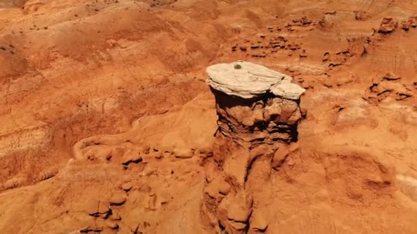 高屋でゴブリン バレー州立公園 ユタ州 アメリカ合衆国 疫病神の岩沿いにサンラファエル砂漠 上から 無人撮影の空中写真 — ストック動画