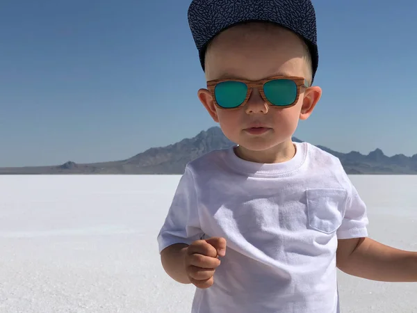 Criança Elegante Bonito Bebê Óculos Sol Moda Camiseta Branca Boné — Fotografia de Stock