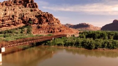 Moab City Utah, Amerika Birleşik Devletleri. Kırmızı manzara, Colorado Nehri. Yukarıdan, atış dron havadan görünümü