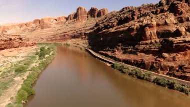 Moab City Utah, Amerika Birleşik Devletleri. Kırmızı manzara, Colorado Nehri. Yukarıdan, atış dron havadan görünümü