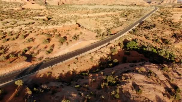 高速公路在犹他州 风景秀丽 犹他州的自然地质环境旅行 从上面看 无人驾驶飞机射击 — 图库视频影像