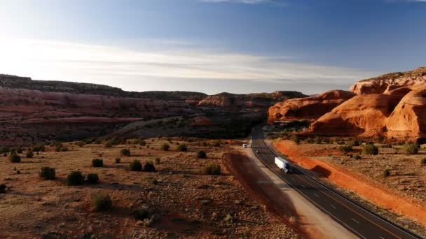 米国ユタ州の砂漠 高速道路 風光明媚な風景 ユタ州の環境 上からの眺め ドローン ショット — ストック動画