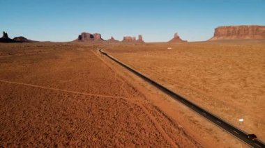Oljatomonument Vadisi, Utah yakın RV park (kamp). Havadan görünümü, yukarıdan, dron çekim. Arizona - Utah sınır. Günbatımı