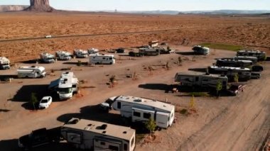 Oljatomonument Vadisi, Utah yakın RV park (kamp). Havadan görünümü, yukarıdan, dron çekim. Arizona - Utah sınır. Günbatımı