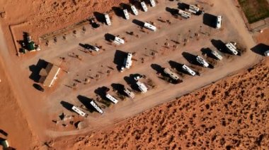 Oljatomonument Vadisi, Utah yakın RV park (kamp). Havadan görünümü, yukarıdan, dron çekim. Arizona - Utah sınır. Günbatımı
