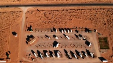 Oljatomonument Vadisi, Utah yakın RV park (kamp). Havadan görünümü, yukarıdan, dron çekim. Arizona - Utah sınır. Günbatımı
