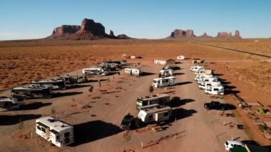 Oljatomonument Vadisi, Utah yakın RV park (kamp). Havadan görünümü, yukarıdan, dron çekim. Arizona - Utah sınır. Günbatımı