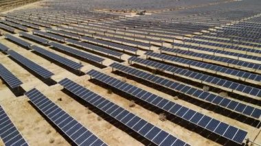 Güneş enerjisi santrali Arizona, Amerika Birleşik Devletleri bulunan hava görünümünü. Güneş panelleri alan (güneş pili) yukarıda. Alternatif enerji, ekoloji güç koruma kavramı. Uçağın Shot, Güneş İstasyonu