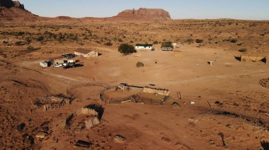 Oljato Monument Valley Arizona yakınlarında köy. Çiftlik evi. Yukarıdan, dron çekim havadan görünümü 