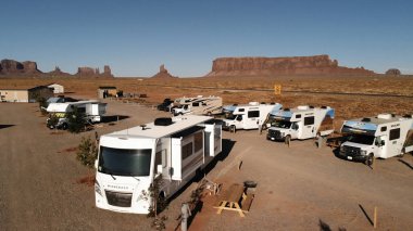 Utah, Amerika Birleşik Devletleri - 9 Temmuz 2018: Rv park (kamp) yakınlarında Oljato Monument Valley, Utah. Havadan görünümü, yukarıdan, dron çekim. Arizona - Utah sınır. Günbatımı