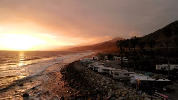 カリフォルニアで キャンプ場 日没時にカリフォルニア 水の上を飛んで無人から撮 — ストック動画