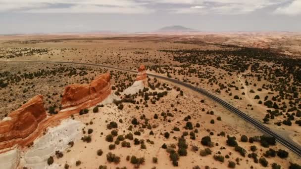 アメリカ合衆国 アリゾナ州の砂漠 高速道路 風光明媚な風景 アリゾナ州の環境 上からの眺め ドローン ショット — ストック動画