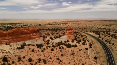 Çöl, otoyol Arizona, ABD. Doğal manzara. Doğa, Jeoloji, çevre Arizona. Seyahat. Yukarıdan görünüm, havadan görünümü, uçağın shot