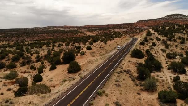 アメリカ合衆国 アリゾナ州の砂漠 高速道路 風光明媚な風景 アリゾナ州の環境 上からの眺め ドローン ショット — ストック動画
