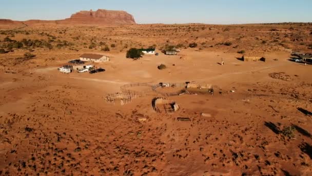 Oljatomonument Vadisi Arizona Yakınlarında Köy Çiftlik Evi Yukarıdan Dron Çekim — Stok video