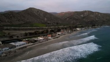 Havadan görünümü Beach Kaliforniya'daki Pasifik Sahili boyunca ev sahipliği yapmaktadır. Gün batımı sırasında Emlak. Yukarıdan, su üzerinde uçan uçak.