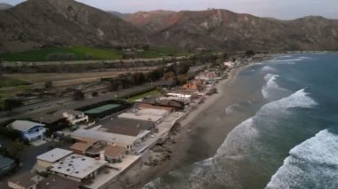 Havadan görünümü Beach Kaliforniya'daki Pasifik Sahili boyunca ev sahipliği yapmaktadır. Gün batımı sırasında Emlak. Yukarıdan, su üzerinde uçan uçak.