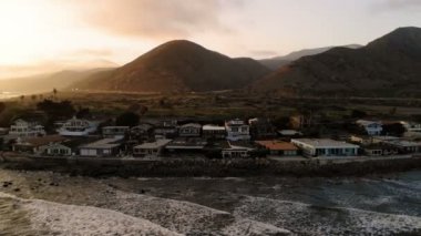 Havadan görünümü Beach Kaliforniya'daki Pasifik Sahili boyunca ev sahipliği yapmaktadır. Gün batımı sırasında Emlak. Yukarıdan, su üzerinde uçan uçak.