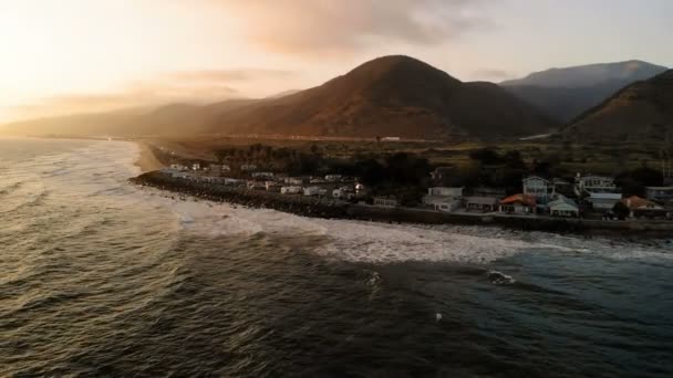 Havadan Görünümü Beach Kaliforniya Daki Pasifik Sahili Boyunca Sahipliği Yapmaktadır — Stok video