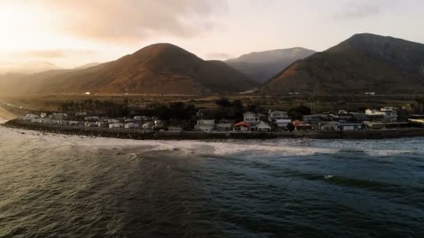 加利福尼亚太平洋沿岸海滨别墅的鸟瞰图 房地产在日落 从上面 无人驾驶飞机飞越水面 — 图库视频影像