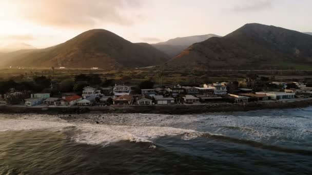 ビーチの眺めは カリフォルニア州の太平洋沿岸に沿う住宅します 日没時に不動産 水の上を飛んでドローンから — ストック動画