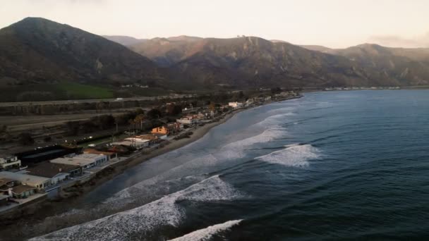 Luftaufnahme Von Strandhäusern Entlang Der Pazifikküste Kalifornien Immobilien Während Des — Stockvideo