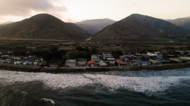 加利福尼亚太平洋沿岸海滨别墅的鸟瞰图 房地产在日落 从上面 无人驾驶飞机飞越水面 — 图库视频影像
