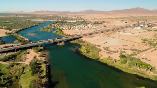 コロラド川の空撮 カリフォルニア アリゾナのボーダー 風光明媚な風景 上から無人飛行 — ストック動画