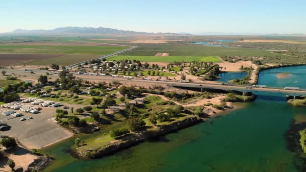 科罗拉多河的鸟瞰图 加利福尼亚亚利桑那州边界 风景秀丽 从上面 无人驾驶飞机飞行 — 图库视频影像