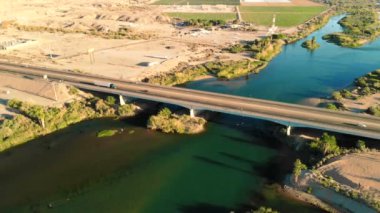 Havadan görünümü Colorado Nehri. California Arizona sınır. Doğal manzara. Yukarıdan, uçan robot