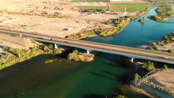 コロラド川の空撮 カリフォルニア アリゾナのボーダー 風光明媚な風景 上から無人飛行 — ストック動画