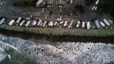 Karavan Parkı (kamp) sahilinde, California. Okyanus. California günbatımı sırasında. Yukarıdan, su üzerinde uçan uçak havadan görünümü.