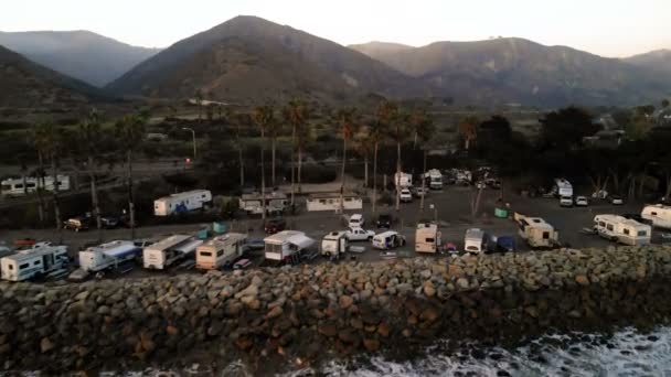 カリフォルニアで キャンプ場 日没時にカリフォルニア 水の上を飛んで無人から撮 — ストック動画