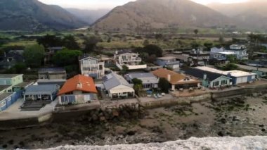 Havadan görünümü Beach Kaliforniya'daki Pasifik Sahili boyunca ev sahipliği yapmaktadır. Gün batımı sırasında Emlak. Yukarıdan, su üzerinde uçan uçak.