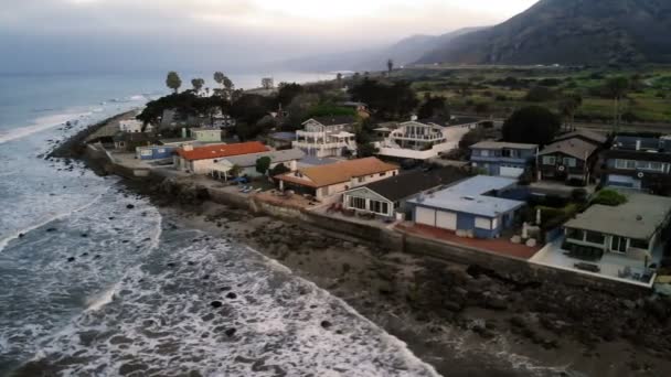 Luftaufnahme Von Strandhäusern Entlang Der Pazifikküste Kalifornien Immobilien Während Des — Stockvideo