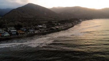 Havadan görünümü Beach Kaliforniya'daki Pasifik Sahili boyunca ev sahipliği yapmaktadır. Gün batımı sırasında Emlak. Yukarıdan, su üzerinde uçan uçak.