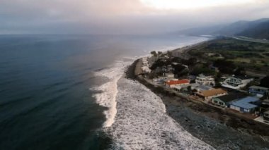 Karavan Parkı (kamp) sahilinde, California. Okyanus. California günbatımı sırasında. Yukarıdan, su üzerinde uçan uçak havadan görünümü.