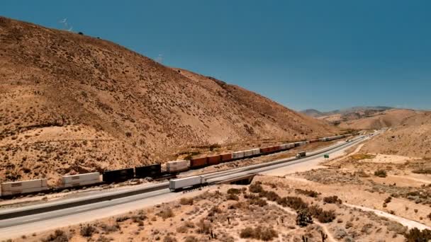 Luftaufnahme Der Autobahn Kalifornien Vereinigte Staaten Landschaft Straße Wüste Lkw — Stockvideo