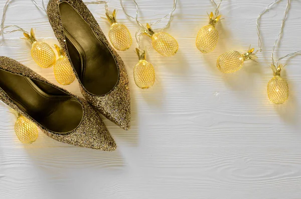 Bombas Brillo Grueso Oro Para Mujer Zapatos Para Boda Navidad —  Fotos de Stock