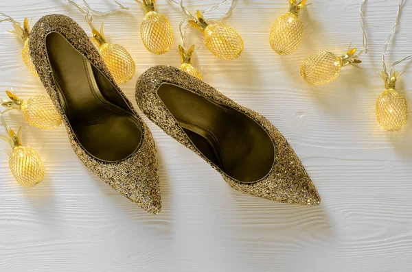 Bombas Brillo Grueso Oro Para Mujer Zapatos Para Boda Navidad — Foto de Stock